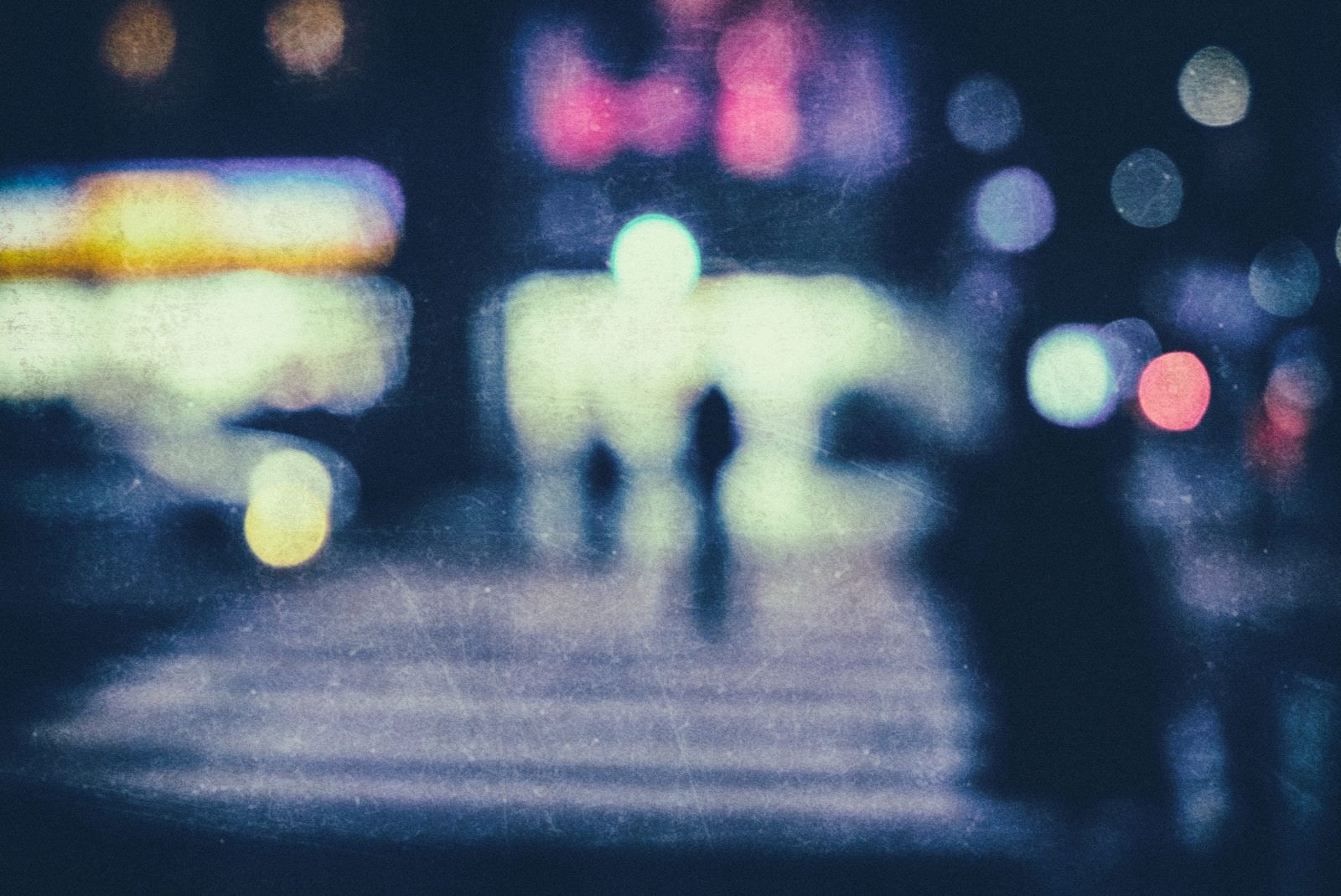 「夜間のコンビニ前の横断歩道（ぼかし）」の写真