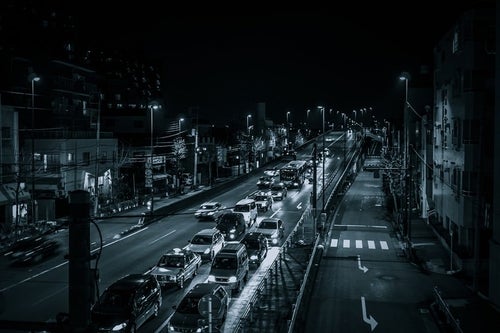 n 幹線道路（夜間）の写真