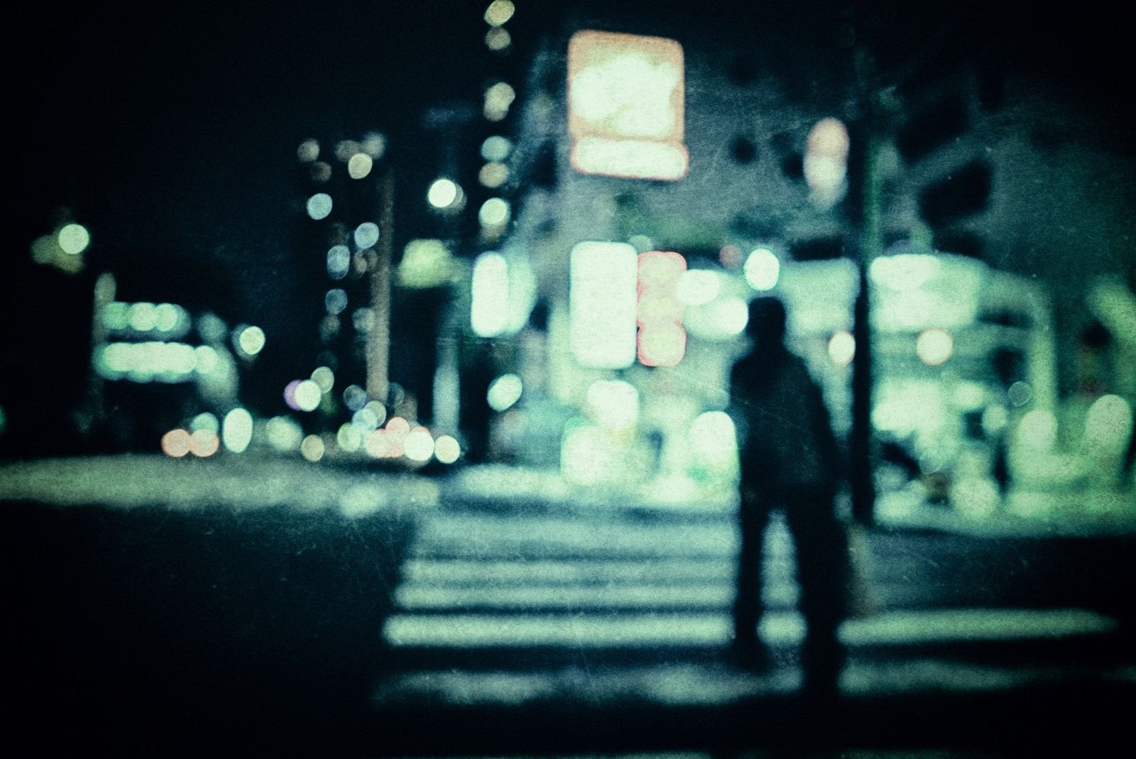 「横断歩道を渡る人影」の写真