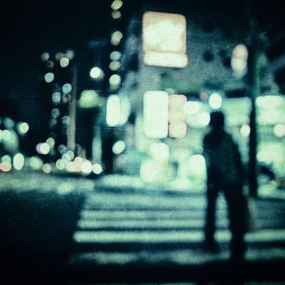 横断歩道を渡る人影の写真