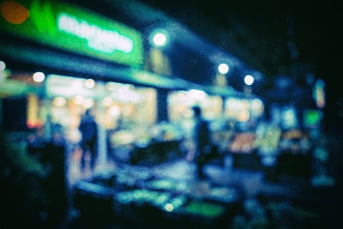 深夜営業のスーパー（ボケ）の写真