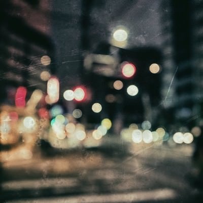 ピンボケの街並み（深夜）の写真