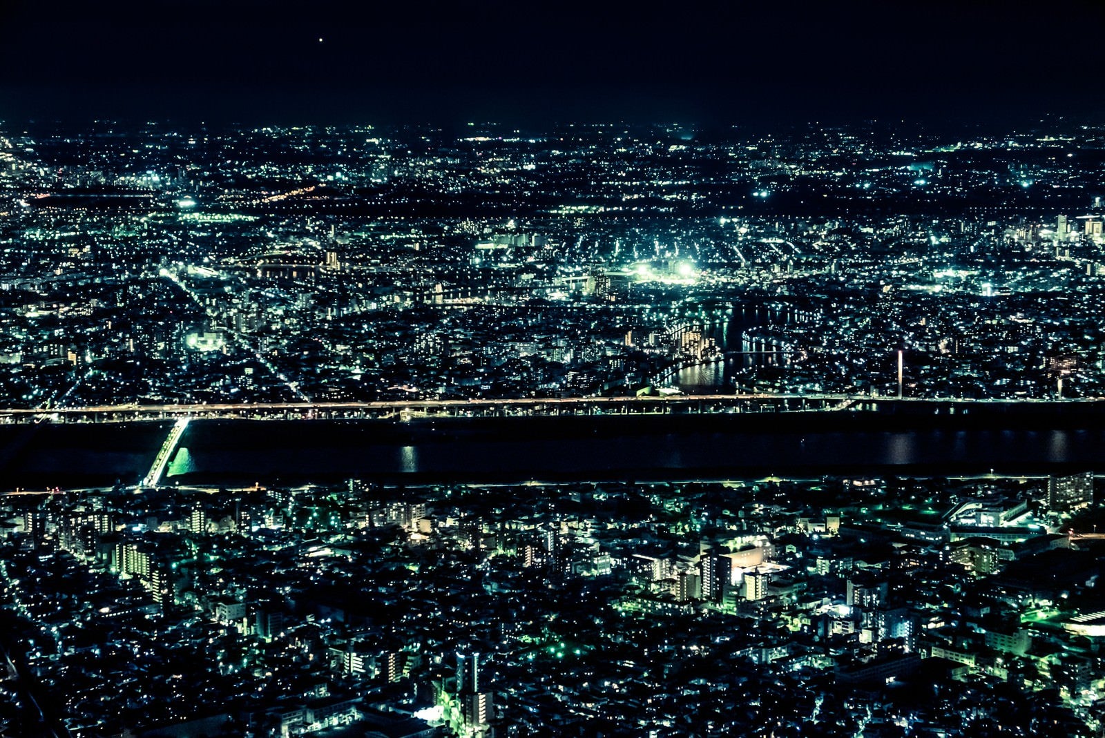 「光り輝く都会の夜景」の写真