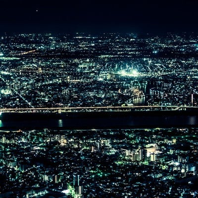 光り輝く都会の夜景の写真