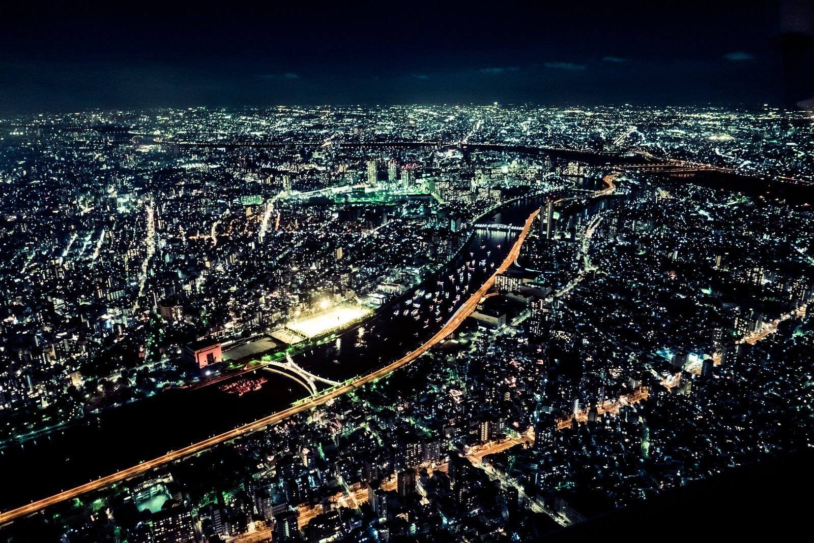 「東京の眠らない夜景」の写真