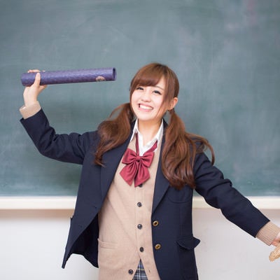 卒業を喜ぶ女子高生の記念撮影の写真