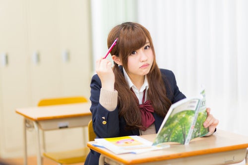 居残りで勉強する女子高生の写真