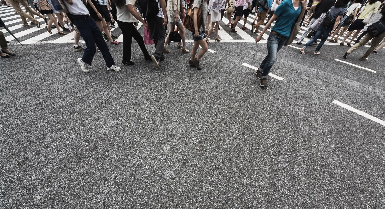 「横断歩道を往来する人々」の写真