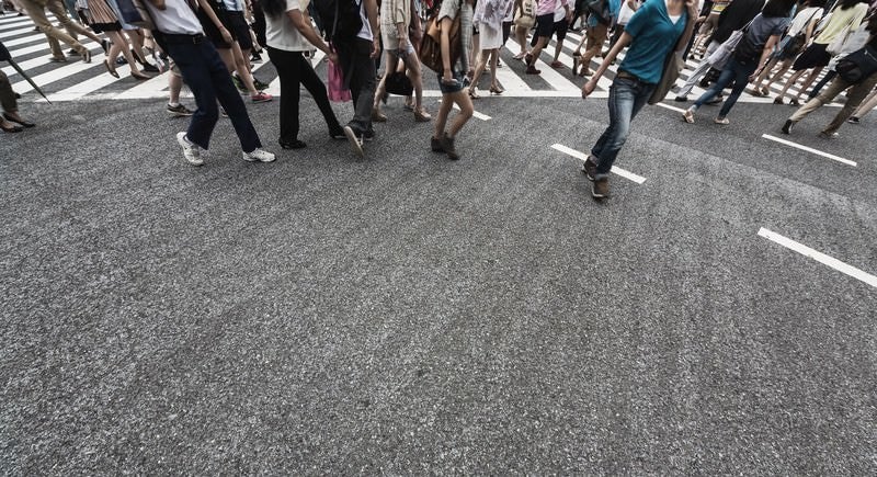 横断歩道を往来する人々の写真