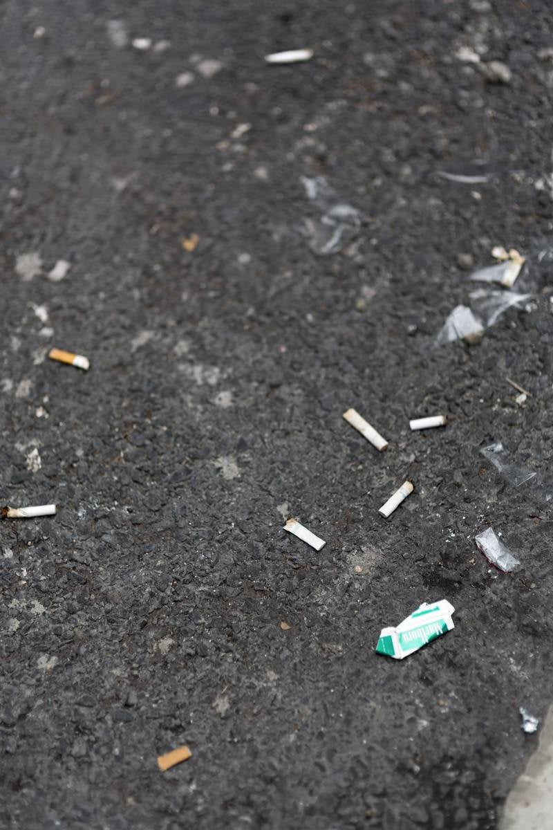 「ポイ捨てされたタバコとゴミ」の写真