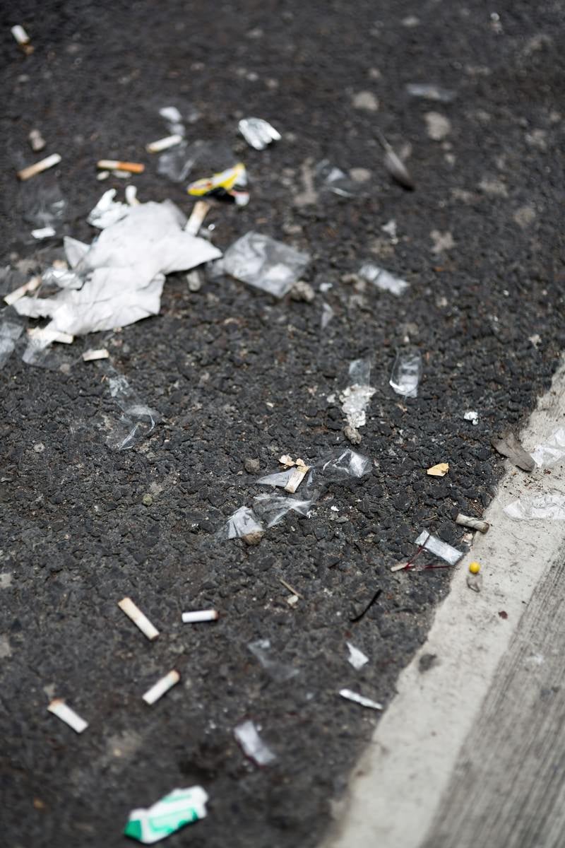 「路地に捨てられた吸殻とゴミ」の写真