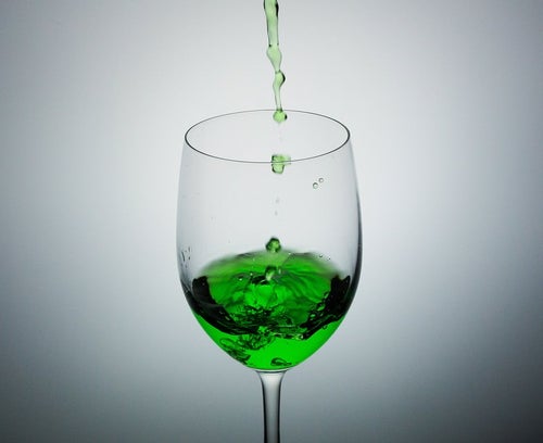 グラスに入った緑色の液体の写真