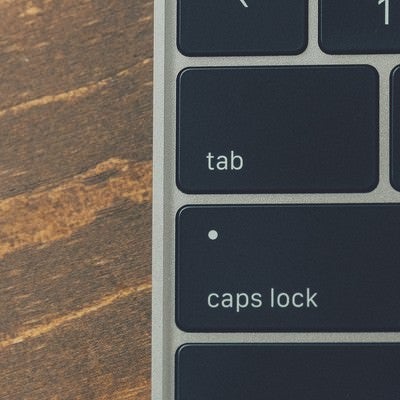 キーボードの caps lock と tab ボタンの写真