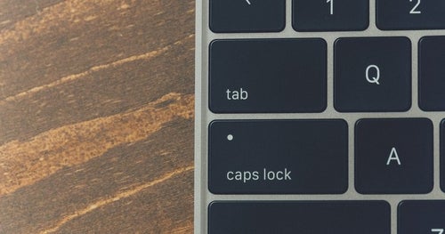 キーボードの caps lock と tab ボタンの写真