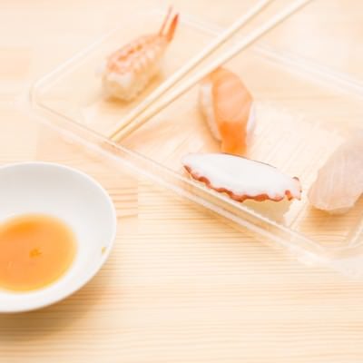 食べ残された寿司の写真