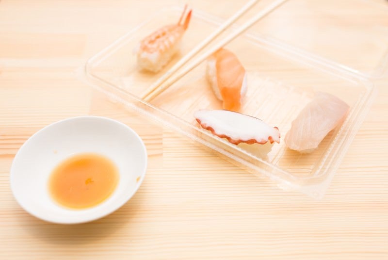 食べ残された寿司の写真