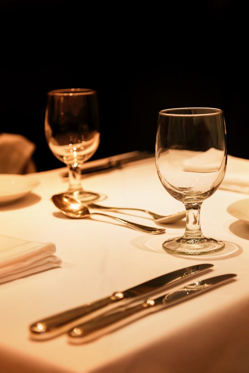 「テーブルにおかれた銀のナイフとグラス」の写真