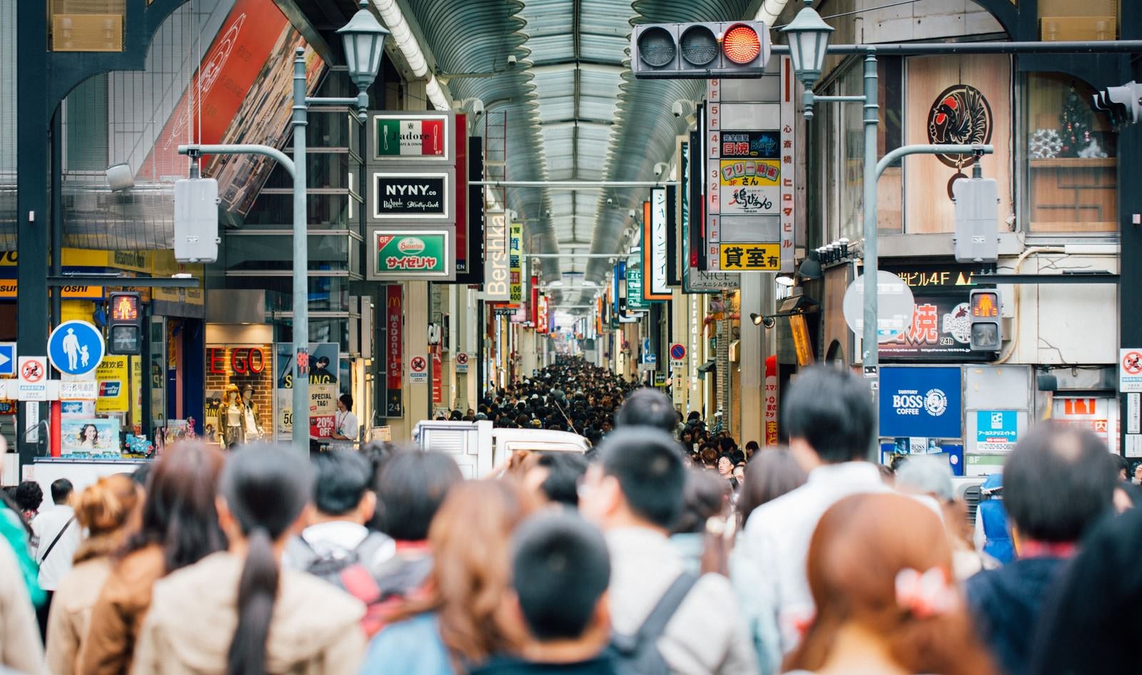 「大阪道頓堀の人混み」の写真