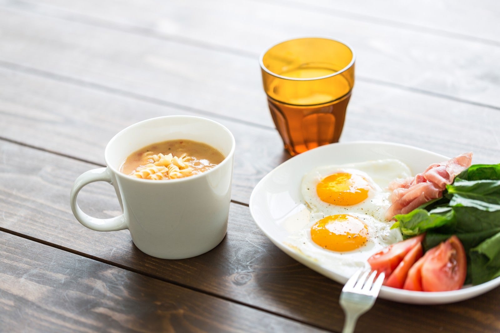 「朝食の目玉焼きとスープ」の写真
