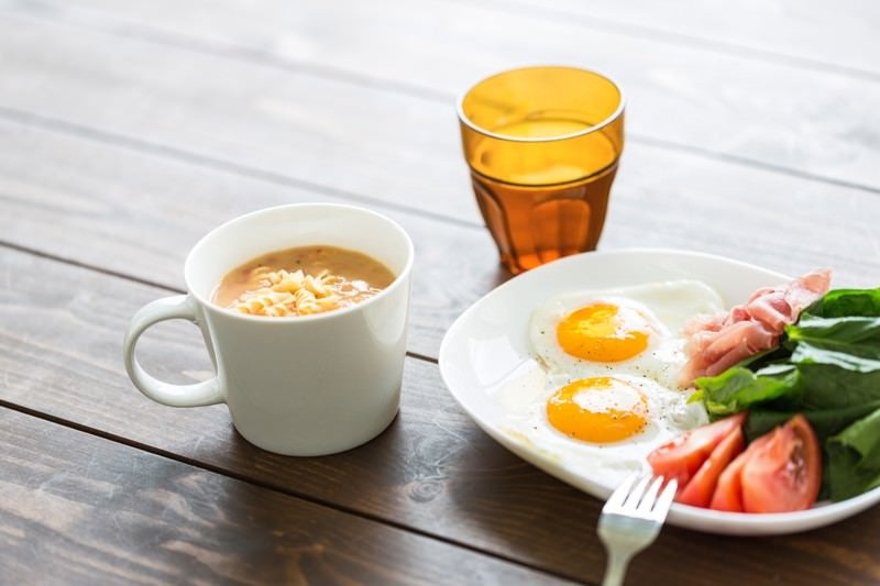 朝食の目玉焼きとスープの写真