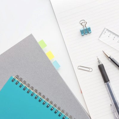 ノートと筆記用具、付箋でまとめた学習準備の写真