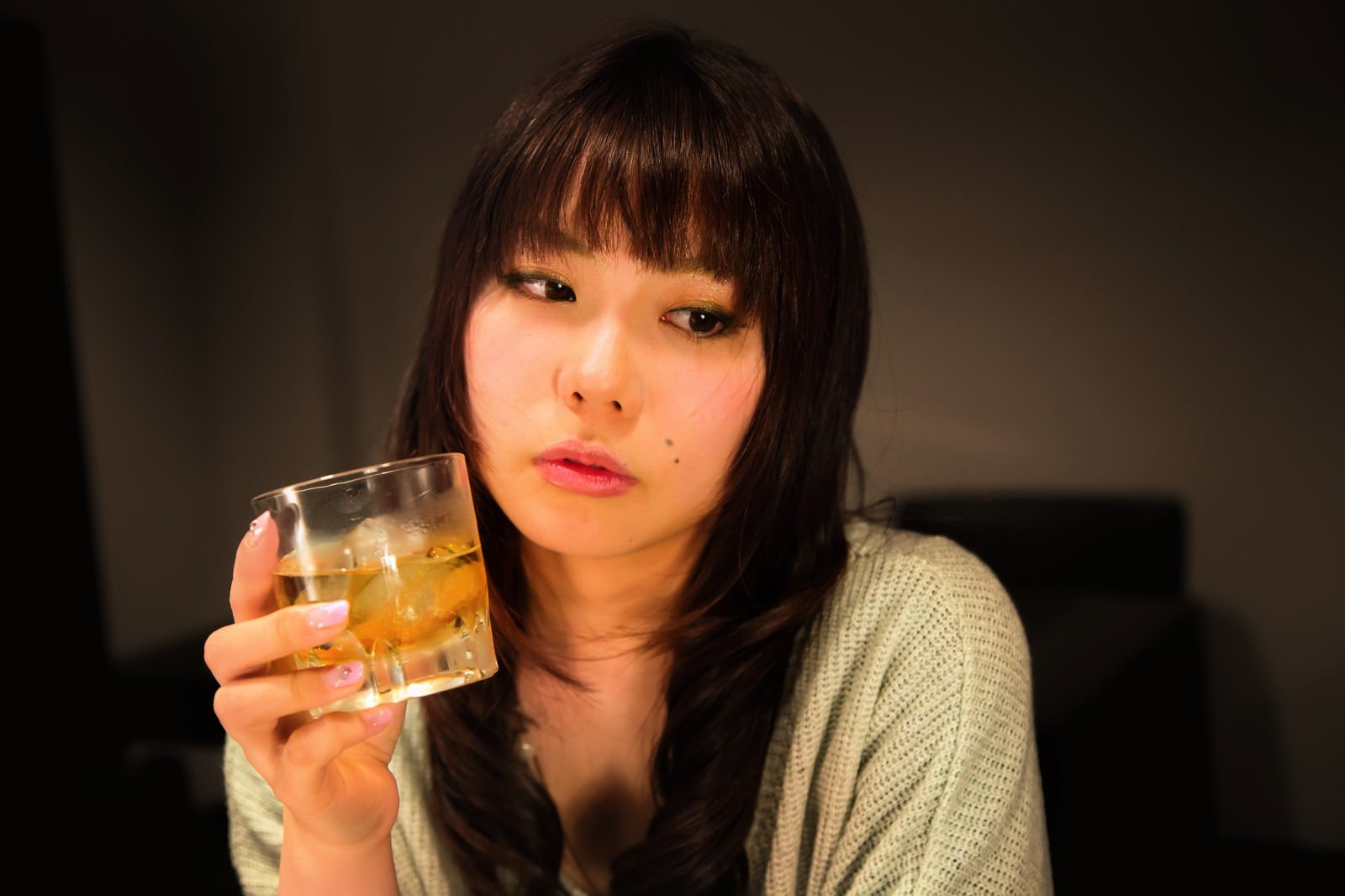 「「最近疲れちゃったなー」とお酒を飲む女性」の写真［モデル：Lala］