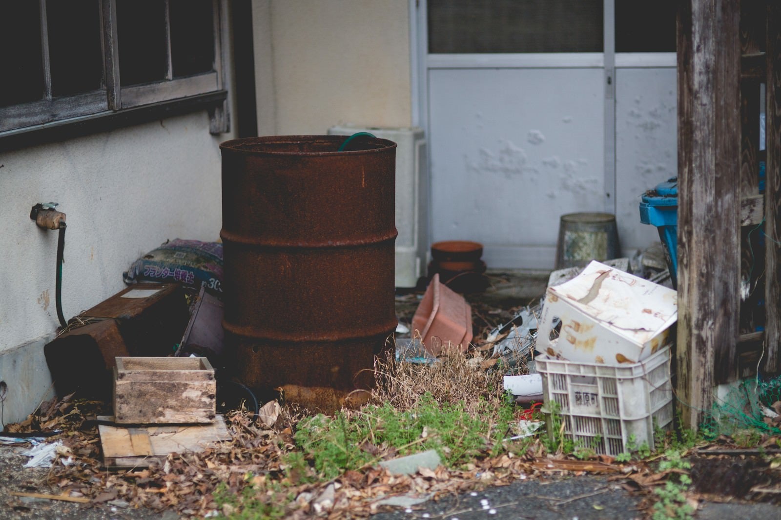 「錆びたドラム缶とゴミ」の写真