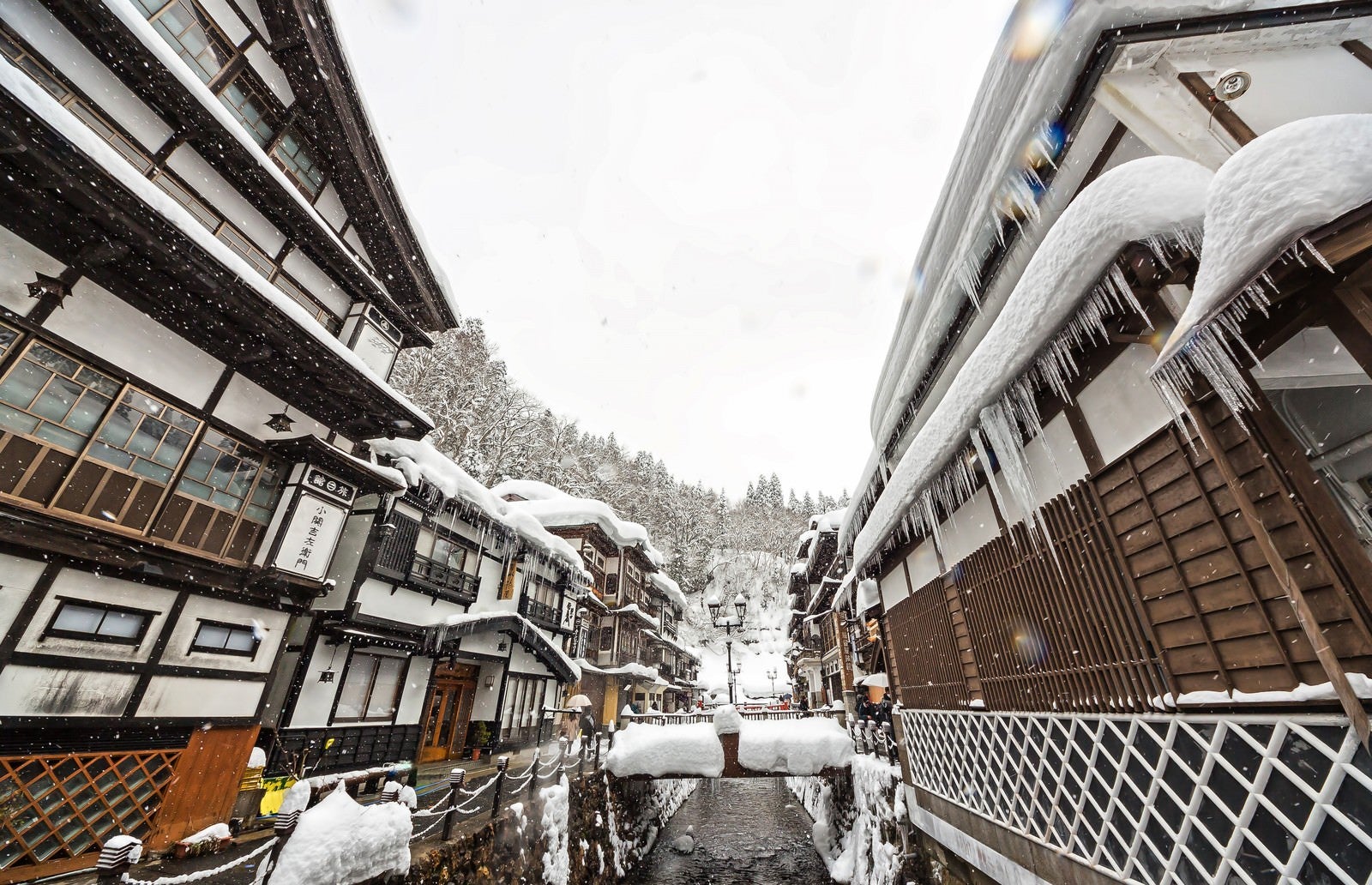 「雪が降る銀山温泉」の写真