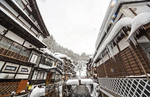 雪が降る銀山温泉の写真