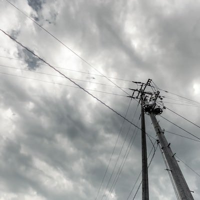 電柱と曇り空の写真