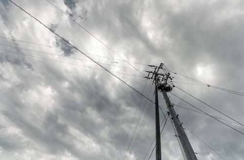 電柱と曇り空の写真
