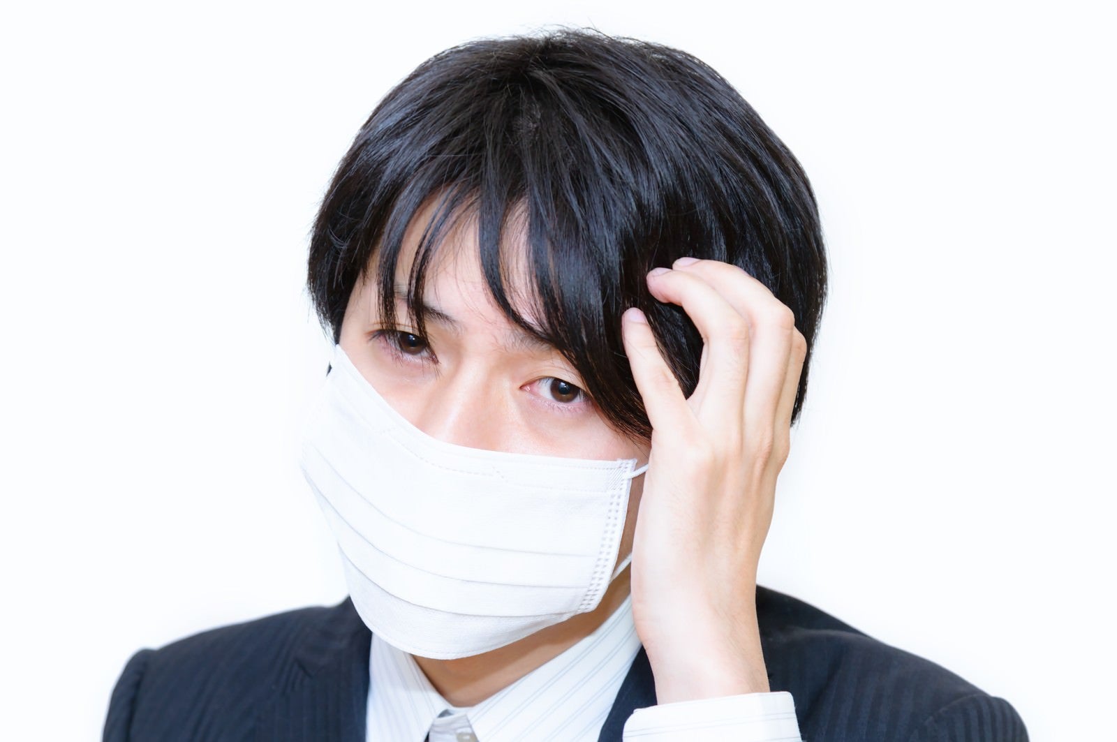「風邪をひいたかもしれないマスクをした男性」の写真［モデル：Tsuyoshi.］