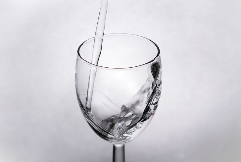 グラスに注がれる水の写真