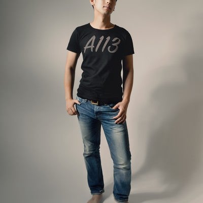 A113と書かれたTシャツを着てポージングする男性の写真