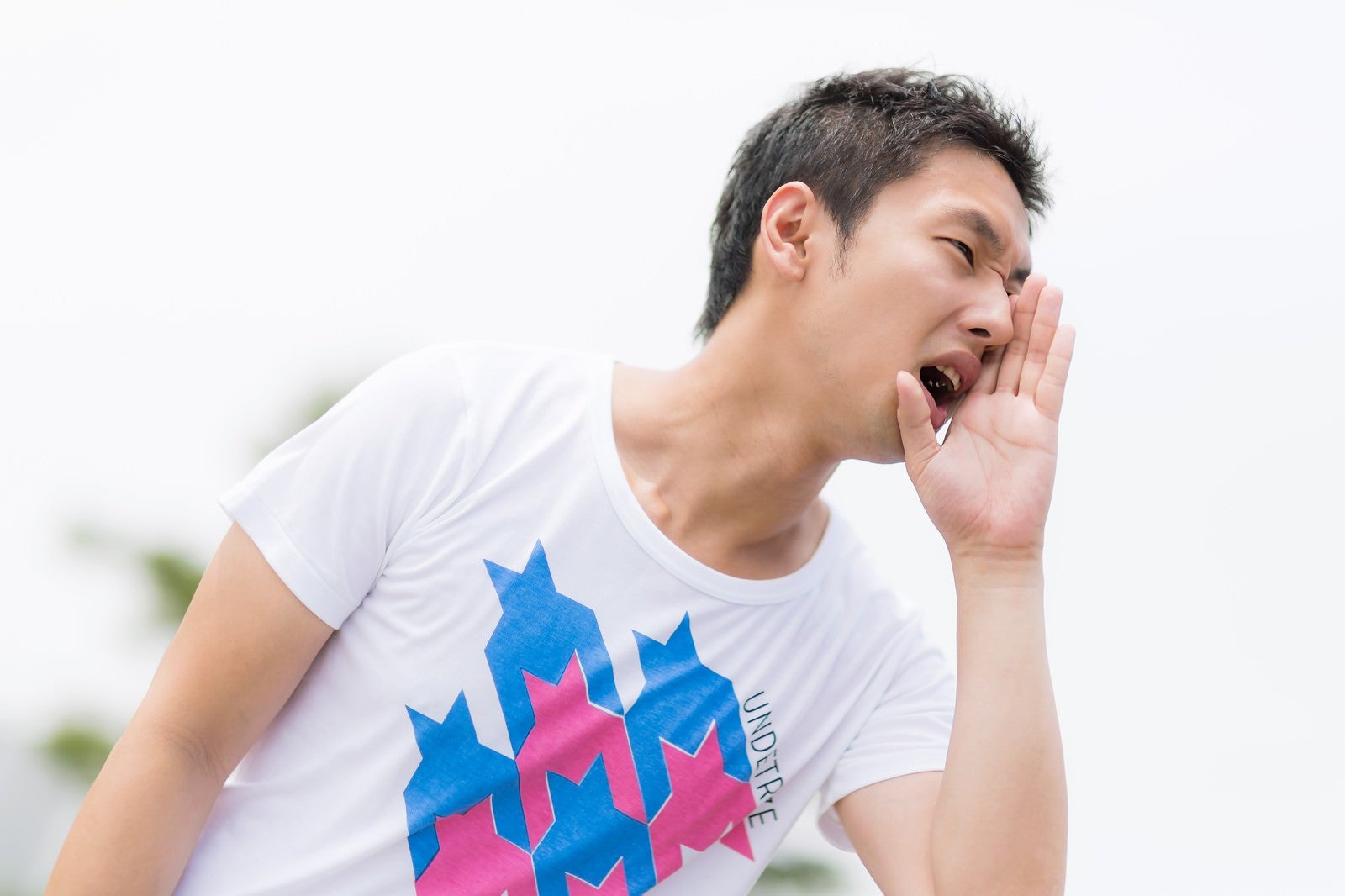 「おもいっきり叫ぶ男性」の写真［モデル：大川竜弥］