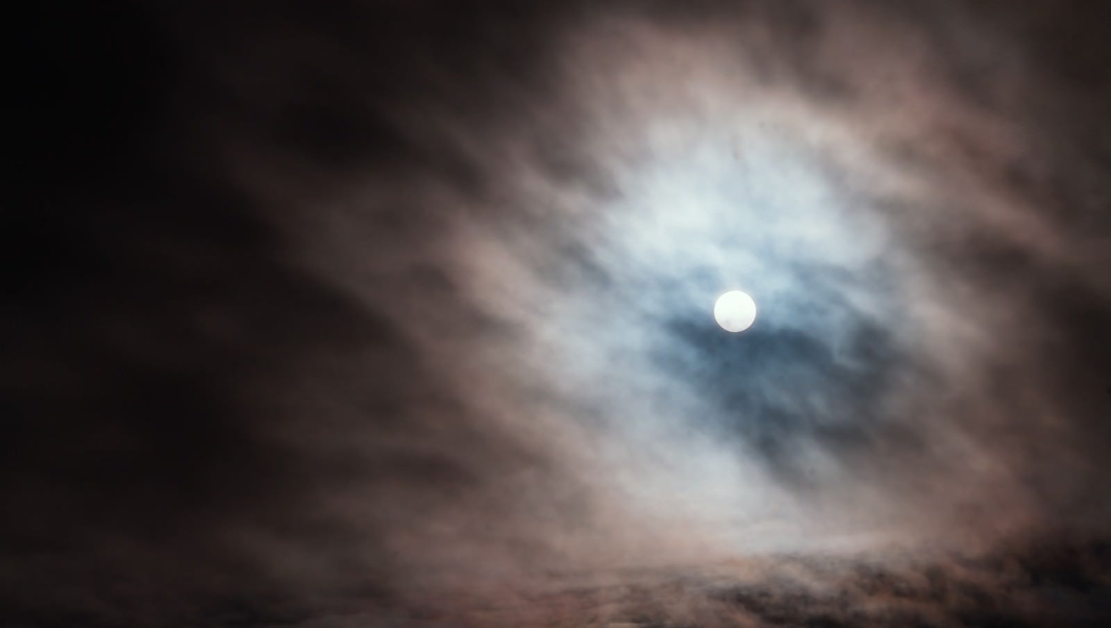 「雲の中から覗く太陽」の写真