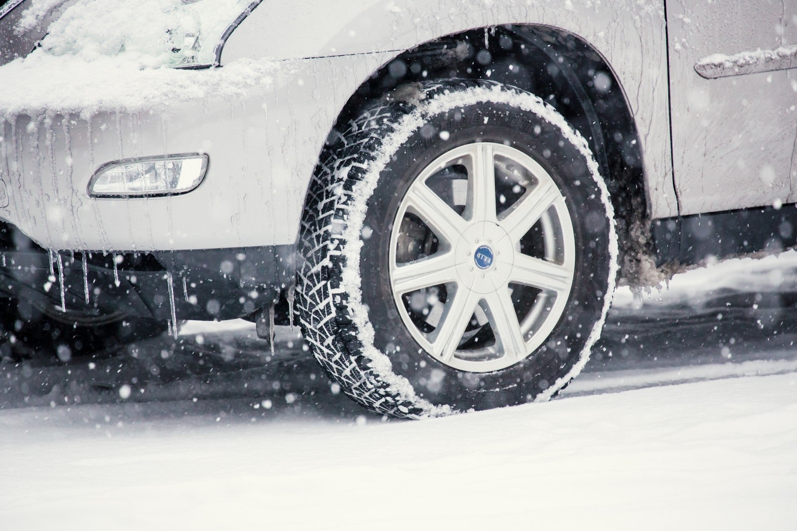 「雪の中の車」の写真