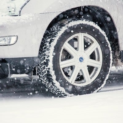雪の中の車の写真