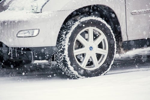 雪の中の車の写真