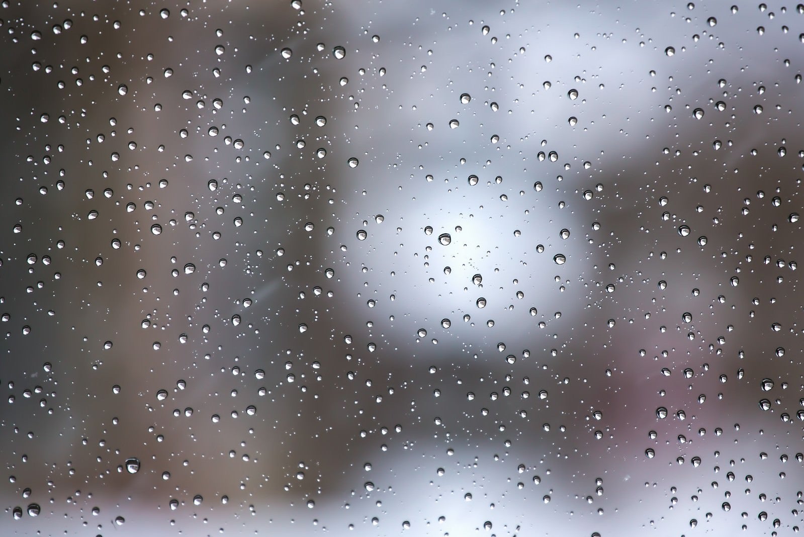 「窓の水滴と雨（テクスチャー）」の写真