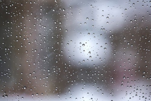 窓の水滴と雨（テクスチャー）の写真