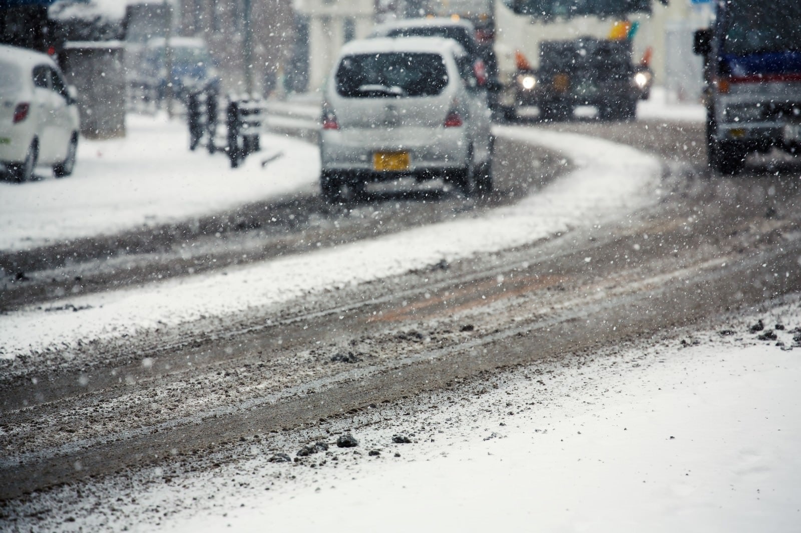 「雪が降り始める道路」の写真