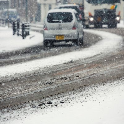 雪が降り始める道路の写真