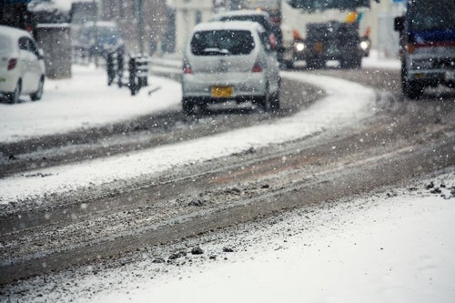 雪が降り始める道路の写真