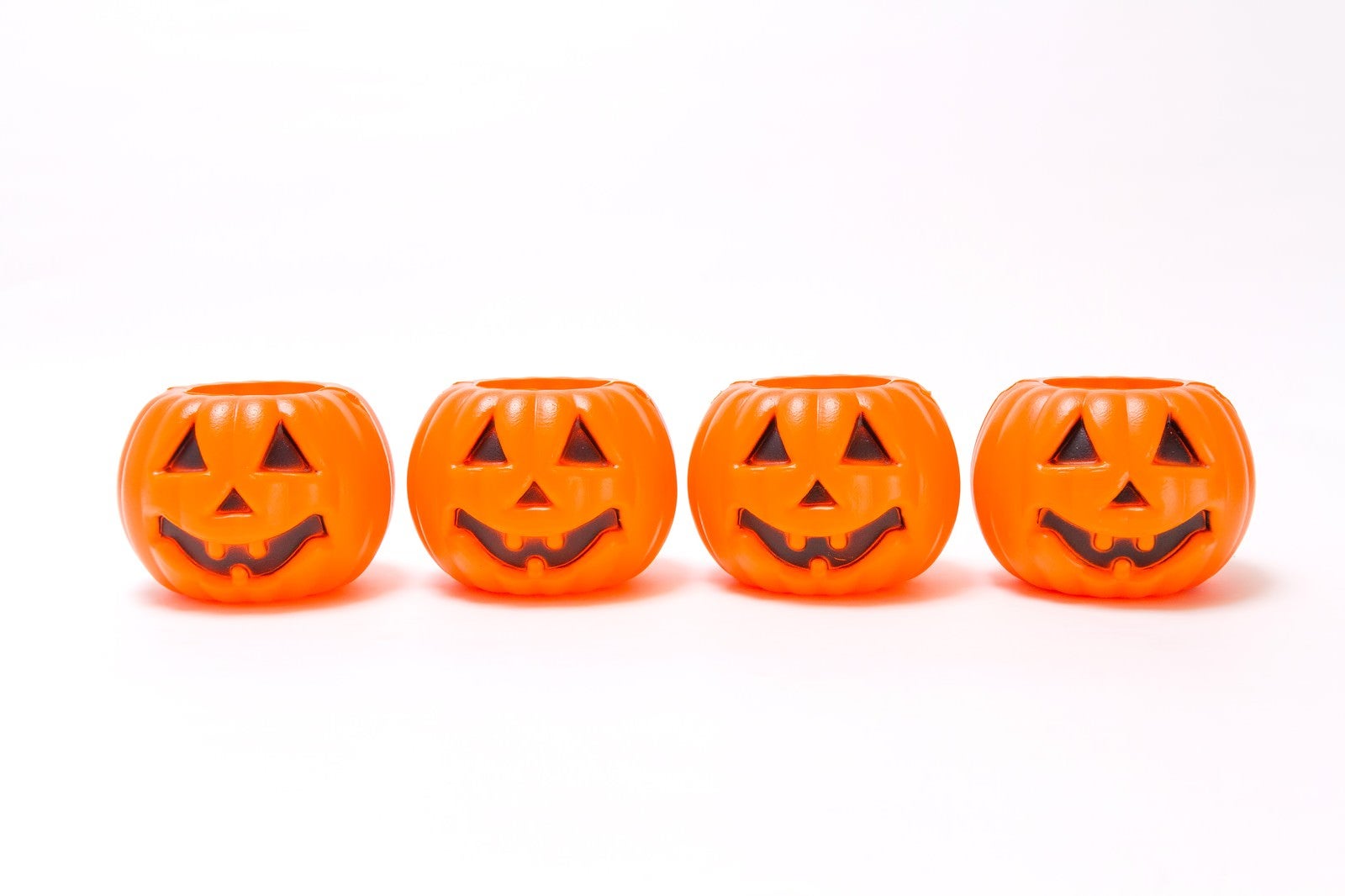 「一列に並んだハロウィンかぼちゃ」の写真