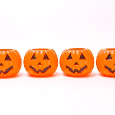 一列に並んだハロウィンかぼちゃの写真