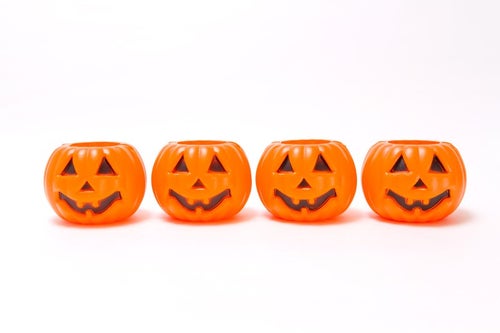 一列に並んだハロウィンかぼちゃの写真