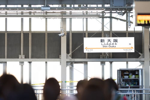 新大阪の駅名標の写真