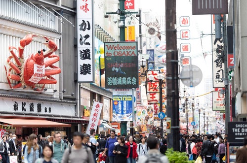 人で溢れる道頓堀商店街の写真