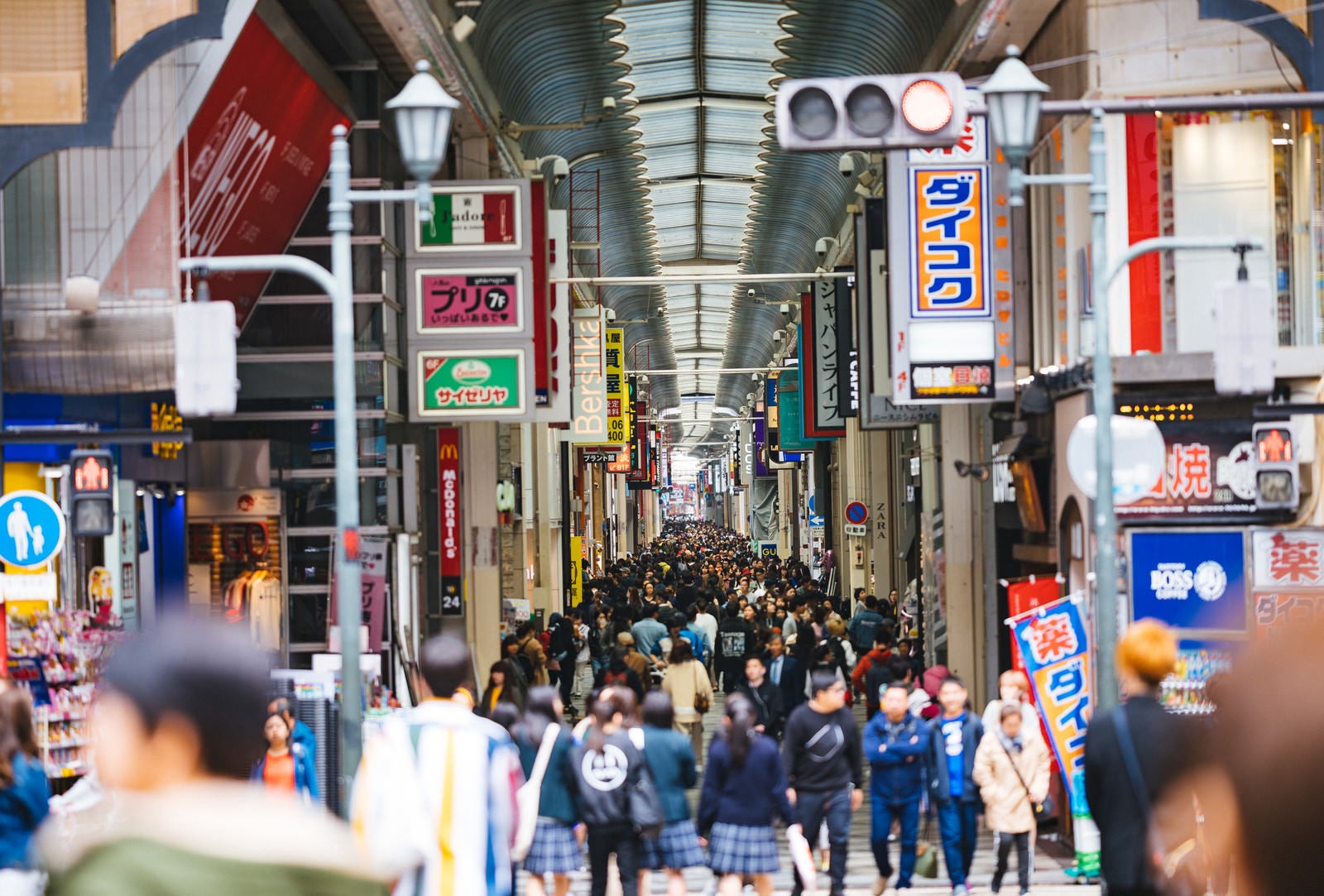 「心斎橋筋商店街の人混み」の写真